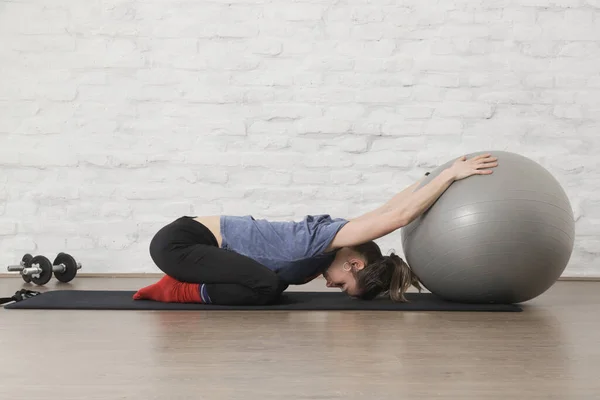 Młoda Kobieta Ćwiczy Pilates Ball Studio — Zdjęcie stockowe