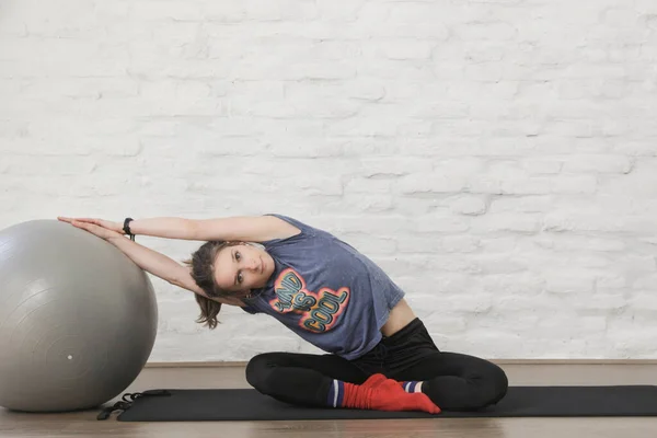 Młoda Kobieta Ćwiczy Pilates Ball Studio — Zdjęcie stockowe