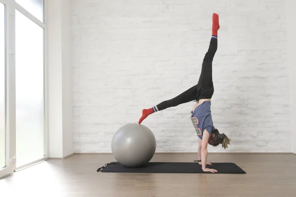 Young Woman Working Out Pilates Ball Studio — ストック写真