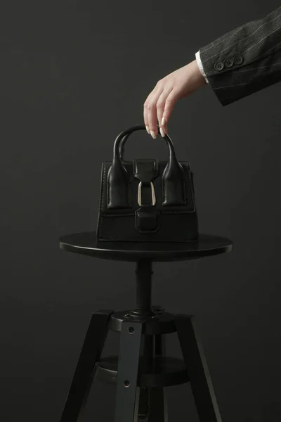 トップハンドルミニブラックバッグで作られたテクスチャ 抵抗力のある革 黒を背景に撮影したスタジオ — ストック写真