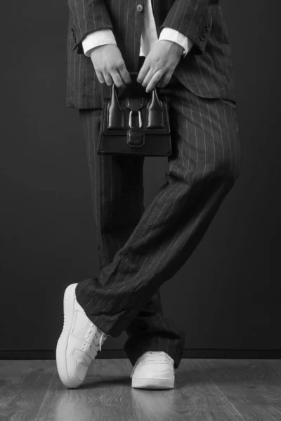 トップハンドルミニブラックバッグを保持ファッショナブルなトレンディーな女性 黒を背景に撮影したスタジオ — ストック写真
