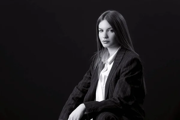 スタジオポートレートのファッショナブルな女の子でホワイトボタンダウンシャツとストライプ特大スーツ — ストック写真