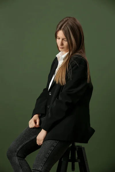 Студийный Портрет Модной Девушки Белой Рубашке Черном Пиджаке Темно Зеленом — стоковое фото