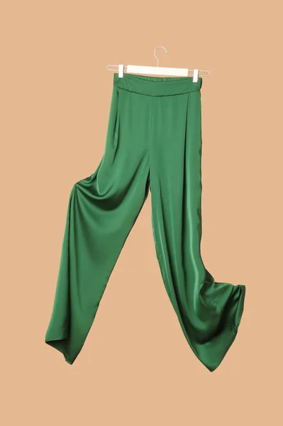 Studio Záběr Plovoucí Zelené Hedvábné Kalhoty — Stock fotografie