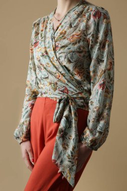 Çiçek desenli bluzlu bir kadın, stüdyo fotoğrafı..