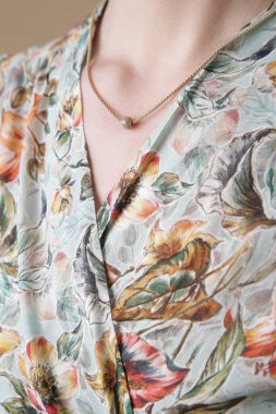 Çiçek desenli bluzlu bir kadın, stüdyo fotoğrafı..