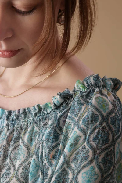 Mavi Geometrik Desenli Keten Bluzlu Kadına Yaklaş — Stok fotoğraf