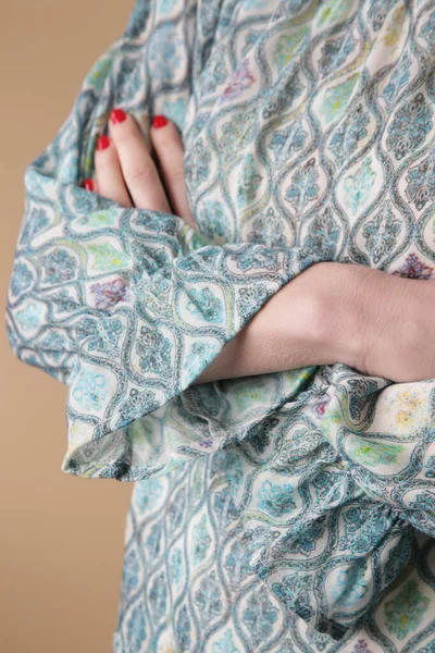 Detailní Záběr Ženy Texturované Lněné Blůze Modrým Geometrickým Potiskem — Stock fotografie