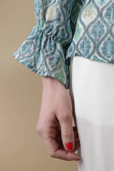 Detailní Záběr Ženy Texturované Lněné Blůze Modrým Geometrickým Potiskem — Stock fotografie