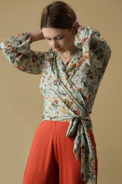 Çiçek desenli bluzlu bir kadın, stüdyo fotoğrafı..