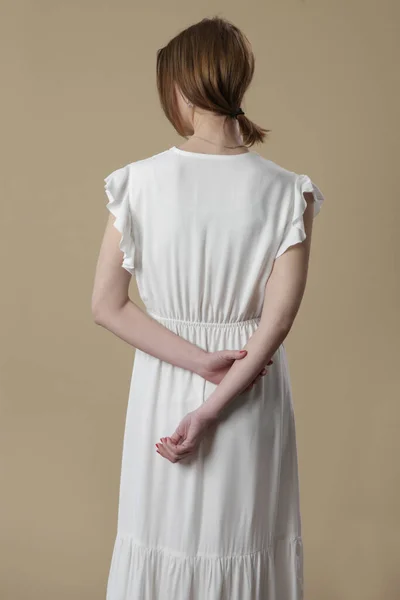 Στούντιο Πλάνο Της Γυναίκας Μακρύ Λευκό Φόρεμα Του Καλοκαιριού — Φωτογραφία Αρχείου