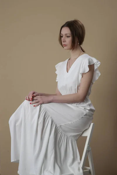 スタジオショットの女性で長い白い夏のドレス — ストック写真
