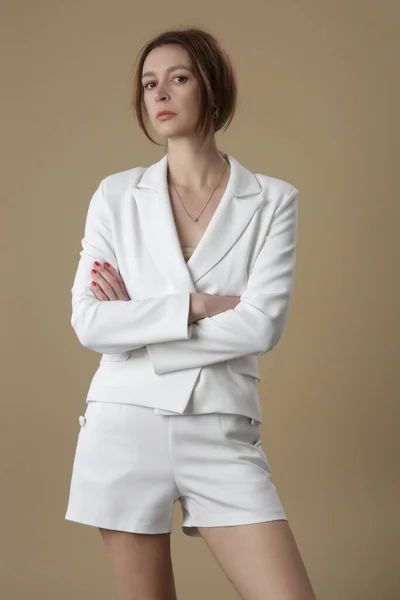 Das Weibliche Model Trägt Einen Weißen Maßgeschneiderten Blazer Und Kurze — Stockfoto