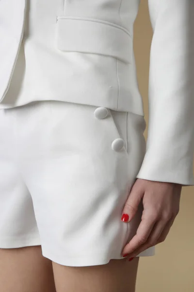 Жіноча Модель Одягнена Білий Зшитий Блейзер Короткі Штани Студійний Знімок — стокове фото