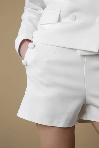 ホワイトのテーラードブレザーとショートパンツを着た女性モデル スタジオショット — ストック写真