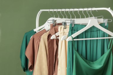 Rafta zarif ipek giysiler sergilenir. Moda atölyesinde lüks kıyafetler..