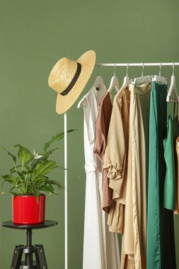 Rafta zarif ipek giysiler sergilenir. Moda atölyesinde lüks kıyafetler..