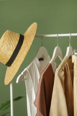 Rafta zarif ipek giysiler sergilenir. Moda atölyesinde lüks kıyafetler..