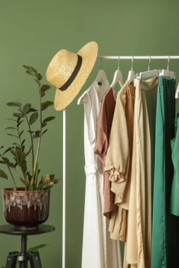 Rafta zarif ipek giysiler sergilenir. Moda atölyesinde lüks kıyafetler..