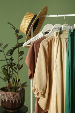 Rafta zarif ipek giysiler sergilenir. Moda atölyesinde lüks kıyafetler..