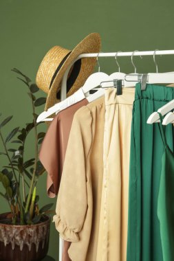 Rafta zarif ipek giysiler sergilenir. Moda atölyesinde lüks kıyafetler..