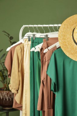 Rafta zarif ipek giysiler sergilenir. Moda atölyesinde lüks kıyafetler..