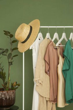 Rafta zarif ipek giysiler sergilenir. Moda atölyesinde lüks kıyafetler..