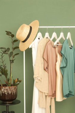 Rafta zarif ipek giysiler sergilenir. Moda atölyesinde lüks kıyafetler..