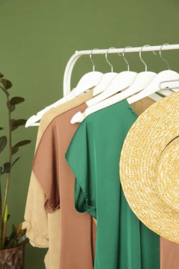 Rafta zarif ipek giysiler sergilenir. Moda atölyesinde lüks kıyafetler..