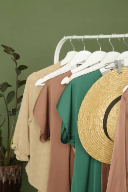 Rafta zarif ipek giysiler sergilenir. Moda atölyesinde lüks kıyafetler..