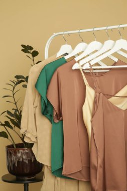 Rafta zarif ipek giysiler sergilenir. Moda atölyesinde lüks kıyafetler..