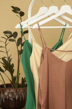 Rafta zarif ipek giysiler sergilenir. Moda atölyesinde lüks kıyafetler..