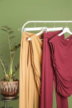 Moda stüdyosunda giysi rafında organik pamuktan yapılmış günlük kıyafetlerin sergilenmesi.