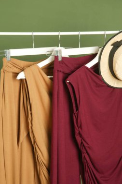 Moda stüdyosunda giysi rafında organik pamuktan yapılmış günlük kıyafetlerin sergilenmesi.