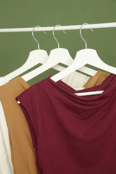 Présentoir Vêtements Décontractés Coton Biologique Sur Porte Vêtements Dans Studio — Photo