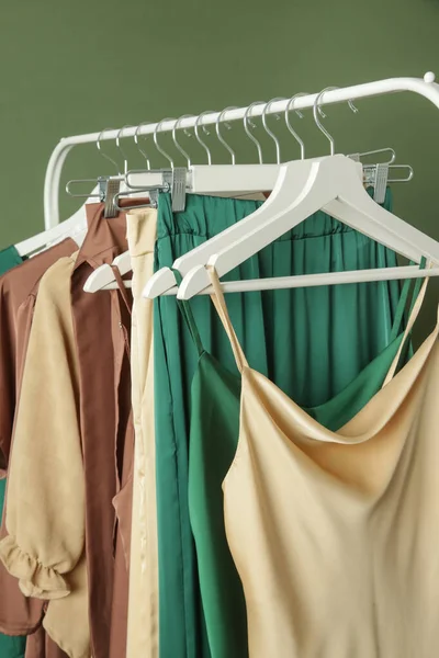 Weergave Van Elegante Zijden Kleding Rek Luxe Kledingstukken Modeatelier — Stockfoto