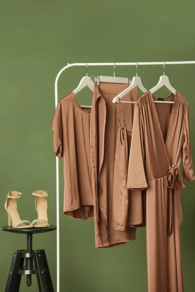 Visning Eleganta Sidenkläder Rack Lyxiga Kläder Modeateljé — Stockfoto
