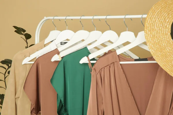 Rafta Zarif Ipek Giysiler Sergilenir Moda Atölyesinde Lüks Kıyafetler — Stok fotoğraf