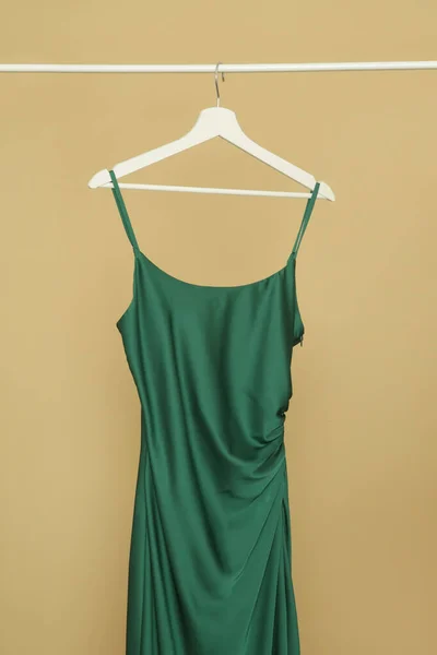 Elegancka Sosna Zielona Jedwabna Koszulka Długa Sukienka Wisząca Wieszaku Beżowym — Zdjęcie stockowe