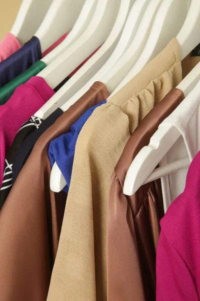 Damenmode Verschiedene Kleidungsstücke Auf Kleiderbügeln Nahaufnahme — Stockfoto