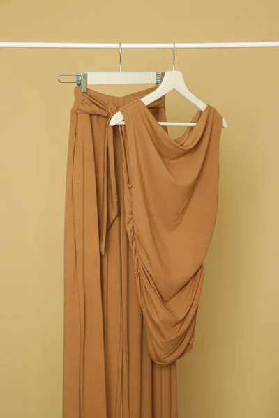 Display Brown Outfit Clothing Rack Fashion Studio — 스톡 사진