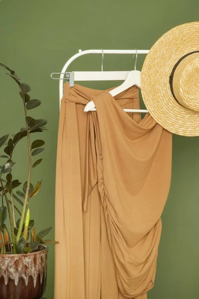 Moda stüdyosundaki elbise rafında kahverengi kıyafetin görüntüsü.