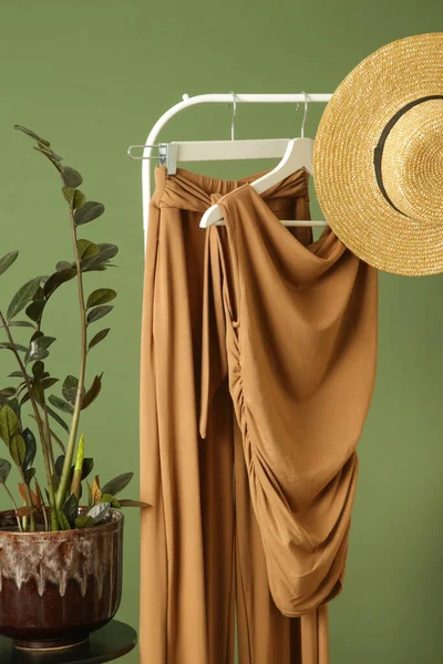 Moda Stüdyosundaki Elbise Rafında Kahverengi Kıyafetin Görüntüsü — Stok fotoğraf