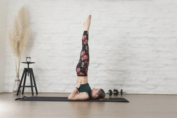 Young Woman Practicing Stretching Yoga Positions Wellbeing Self Care Concept — Zdjęcie stockowe