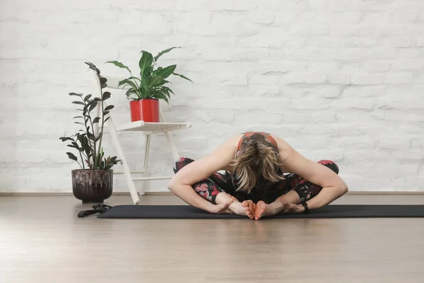 Young Woman Practicing Stretching Yoga Positions Wellbeing Self Care Concept — ストック写真