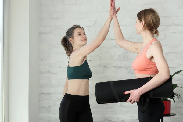 Two Young Women Meeting Yoga Class Studio — Zdjęcie stockowe