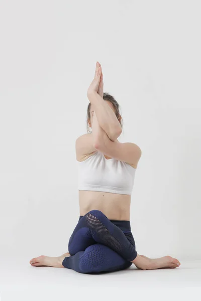 Yoga Yapan Genç Fit Bir Kadının Seri Fotoğrafları Beyaz Arkaplanda — Stok fotoğraf