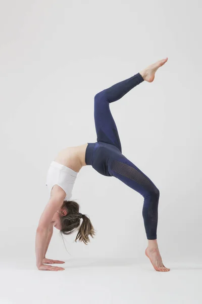 Serie Foto Wanita Muda Fit Berlatih Yoga Studio Shot Pada — Stok Foto