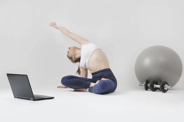 Serie Photos Young Fit Woman Practising Yoga Front Laptop Studio — Stock Fotó