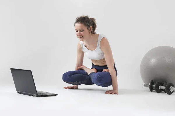 Série Fotos Jovem Mulher Forma Praticando Ioga Frente Laptop Estúdio — Fotografia de Stock